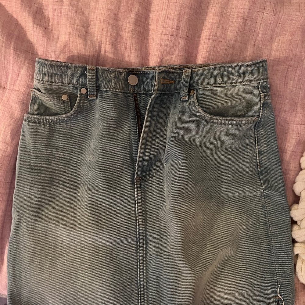 H&M light wash denim skirt - Picture 3 of 4